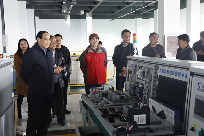 信阳学院l领导莅临理工学院与苗疆校企共建实验室调研指导工作