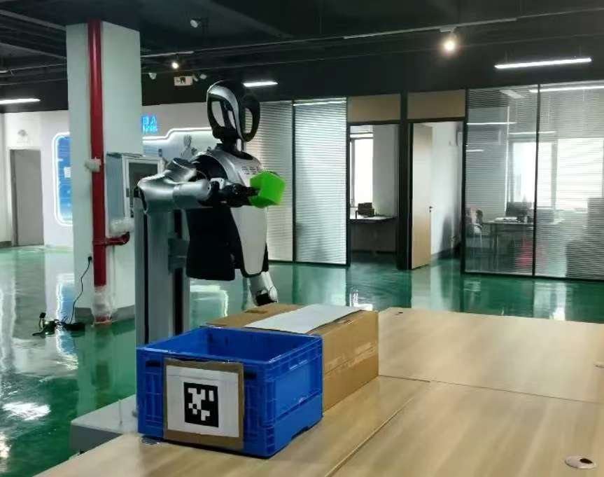 苗疆机器人突破技术壁垒，轮式机器人实现精准定点拾取